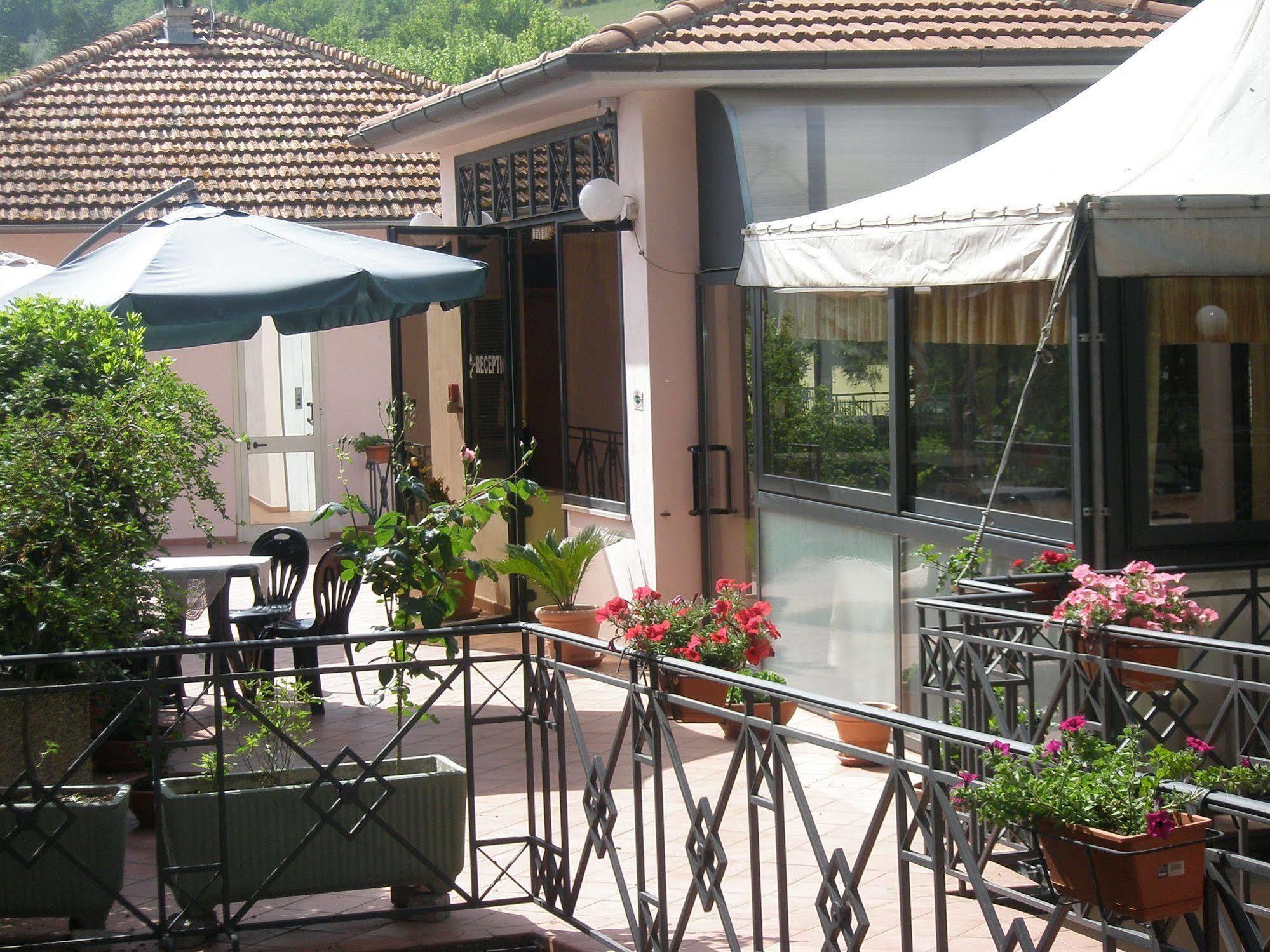 Hotel Athena Сполето Екстериор снимка