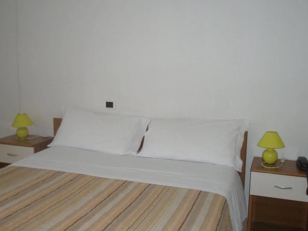 Hotel Athena Сполето Екстериор снимка